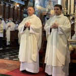 03.06.2021. Sandomierz. Uroczystość Bożego Ciała. Na zdjęciu (od lewej): ks. Jacek Marchewka - proboszcz parafii katedralnej w Sandomierzu, ks. Roman Janiec - kanclerz Kurii Diecezjalnej w Sandomierzu / Grażyna Szlęzak-Wójcik / Radio Kielce