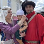 03.06.2021. Sandomierz. Uroczystość Bożego Ciała. Procesja z katedry do rynku starego miasta. Na zdjęciu: członkowie Chorągwi Rycerstwa Ziemi Sandomierskiej  Paulina i Maciej Bury z synkiem Stefanem  / Grażyna Szlęzak-Wójcik / Radio Kielce