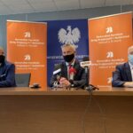 17.06.2021. Kielce. Podpisanie umowy na realizację obwodnicy Opatowa. Na zdjęciu (od lewej): Jorge Calabuig Ferre - wiceprezes zarządu firmy Mostostal Warszawa, Zbigniew Koniusz - wojewoda świętokrzyski i Krzysztof Strzelczyk - dyrektor świętokrzyskiego oddziału GDDKiA / Michał Kita / Radio Kielce