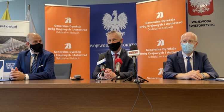 17.06.2021. Kielce. Podpisanie umowy na realizację obwodnicy Opatowa. Na zdjęciu (od lewej): Jorge Calabuig Ferre - wiceprezes zarządu firmy Mostostal Warszawa, Zbigniew Koniusz - wojewoda świętokrzyski i Krzysztof Strzelczyk - dyrektor świętokrzyskiego oddziału GDDKiA / Michał Kita / Radio Kielce