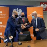 17.06.2021. Kielce. Podpisanie umowy na realizację obwodnicy Opatowa. Na zdjęciu (od lewej): Jorge Calabuig Ferre - wiceprezes zarządu firmy Mostostal Warszawa, Zbigniew Koniusz - wojewoda świętokrzyski i Krzysztof Strzelczyk - dyrektor świętokrzyskiego oddziału GDDKiA / Michał Kita / Radio Kielce