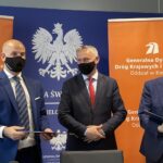 17.06.2021. Kielce. Podpisanie umowy na realizację obwodnicy Opatowa. Na zdjęciu (od lewej): Jorge Calabuig Ferre - wiceprezes zarządu firmy Mostostal Warszawa, Zbigniew Koniusz - wojewoda świętokrzyski i Krzysztof Strzelczyk - dyrektor świętokrzyskiego oddziału GDDKiA / Michał Kita / Radio Kielce