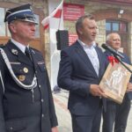 11.06.2021. Zawichost. Oddanie do użytku wyremontowanej remizy. Na zdjęciu (od lewej): Waldemar Maruszczak - wiceprezes Zarządu Powiatowego  OSP  w Sandomierzu, Marcin Piwnik - starosta sandomierski, Tomasz Huk - przewodniczący Rady Powiatu Sandomierskiego / Grażyna Szlęzak-Wójcik / Radio Kielce