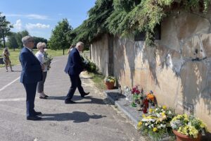 12.06.2021. Sandomierz. Symboliczne uroczystości w 22. rocznicę pielgrzymki Papieża Jana Pawła II do Sandomierza. Na zdjęciu (od lewej): Ryszard Nagórny - członek zarządu powiatu sandomierskiego, Grażyna Szklarska - członek zarządu powiatu sandomierskiego, - Tomasz Huk przewodniczący Rady Powiatu Sandomierskiego / Grażyna Szlęzak-Wójcik / Radio Kielce