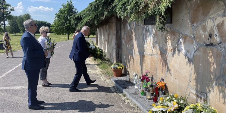 12.06.2021. Sandomierz. Symboliczne uroczystości w 22. rocznicę pielgrzymki Papieża Jana Pawła II do Sandomierza. Na zdjęciu (od lewej): Ryszard Nagórny - członek zarządu powiatu sandomierskiego, Grażyna Szklarska - członek zarządu powiatu sandomierskiego, - Tomasz Huk przewodniczący Rady Powiatu Sandomierskiego / Grażyna Szlęzak-Wójcik / Radio Kielce