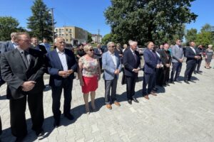 14.06.2021. Sandomierz. Otwarcie Centrum Zdrowia Psychicznego. Na zdjęciu (od lewej): Waldemar Maruszczak - przewodniczący klubu PiS w Radzie Powiatu Sandomierskiego, Tomasz Huk - przewodniczący Rady Powiatu Sandomierskiego, Grażyna Szklarska i Ryszard Nagórny - członkowie Zarządu Powiatu Sandomierskiego, Marek Jońca - członek Zarządu Województwa Świętokrzyskiego, poseł PiS Marek Kwitek, Anna Glibowska - radna Powiatu Sandomierskiego, Krzysztof Nitkiewicz - biskup diecezji sandomierskiej, Marcin Marzec - burmistrz Sandomierza, Marcin Piwnik - starosta sandomierski / Grażyna Szlęzak-Wójcik / Radio Kielce