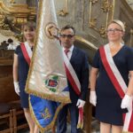 17.06.2021. Sandomierz. Msza święta z okazji 60-lecia posługi kapłańskiej biskupa Edwarda Frankowskiego. Na zdjęciu poczet do sztandaru Akcji Katolickiej Diecezji Sandomierskiej / Grażyna Szlęzak-Wójcik / Radio Kielce