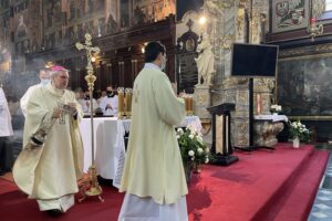 17.06.2021. Sandomierz. Msza święta z okazji 60-lecia posługi kapłańskiej biskupa Edwarda Frankowskiego. Na zdjęciu (po lewej): bp Krzysztof Nitkiewicz / Grażyna Szlęzak-Wójcik / Radio Kielce