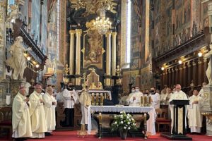 17.06.2021. Sandomierz. Msza święta z okazji 60-lecia posługi kapłańskiej biskupa Edwarda Frankowskiego / Grażyna Szlęzak-Wójcik / Radio Kielce