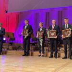 25.06.2021. Kielce. Gala wręczenia nagród "Świętokrzyska Victoria". Na zdjęciu (od lewej): Andrzej Bętkowski - marszałek województwa, Andrzej Pruś - przewodniczący sejmiku województwa, Paweł Wójcik - burmistrz miasta i gminy Chmielnik, Agata Wojda - wiceprezydent Kielc, Tomasz Lato - wójt gminy Masłów, Mirosław Seweryn - wójt gminy Mirzec i Marek Materek - prezydent Starachowic odbierają statuetki dla swoich gmin i miast w kategorii Samorządność  / Michał Kita / Radio Kielce