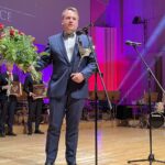 25.06.2021. Kielce. Gala wręczenia nagród "Świętokrzyska Victoria". Na zdjęciu: Marek Materek - prezydent Starachowic ze statuetką dla miasta i gminy Starachowice w kategorii Samorządność / Michał Kita / Radio Kielce