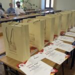 18.06.2021. Sandomierz. Laureaci diecezjalnego etapu Ogólnopolskiego Konkursu Wiedzy Biblijnej odebrali nagrody z rąk biskupa sandomierskiego. Laureaci konkurs wraz z  nauczycielami / Grażyna Szlęzak-Wójcik / Radio Kielce