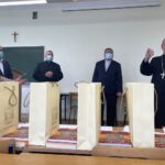 18.06.2021. Sandomierz. Laureaci diecezjalnego etapu Ogólnopolskiego Konkursu Wiedzy Biblijnej odebrali nagrody z rąk biskupa sandomierskiego. Na zdjęciu (od lewej): Sławomir Kowalik - koordynator  diecezjalny Ogólnopolskiego Konkursu Wiedzy Biblijnej, Mateusz Zbróg - dyrektor regionu krakowsko- kieleckiego Katolickiego  Stowarzyszenia Civitas Christiana, ks. Adam Kopeć - dyrektor  wydziału katechetycznego diecezji sandomierskiej, ks. Roman Sieroń -prof. KUL, biskup diecezji sandomierskiej Krzysztof Nitkiewicz / Grażyna Szlęzak-Wójcik / Radio Kielce