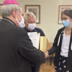 18.06.2021. Sandomierz. Laureaci diecezjalnego etapu Ogólnopolskiego Konkursu Wiedzy Biblijnej odebrali nagrody z rąk biskupa sandomierskiego. Na zdjęciu (od lewej): biskup diecezji sandomierskiej Krzysztof Nitkiewicz, Sławomir Kowalik  - koordynator diecezjalny Ogólnopolskiego Konkursu Wiedzy Biblijnej,  Oliwia Mocak - zdobywczyni I miejsca / Grażyna Szlęzak-Wójcik / Radio Kielce