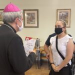 18.06.2021. Sandomierz. Laureaci diecezjalnego etapu Ogólnopolskiego Konkursu Wiedzy Biblijnej odebrali nagrody z rąk biskupa sandomierskiego. Na zdjęciu (od lewej): biskup diecezji sandomierskiej Krzysztof Nitkiewicz, Aleksandra Banach - zdobywczyni II miejsca / Grażyna Szlęzak-Wójcik / Radio Kielce