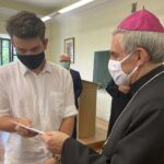 18.06.2021. Sandomierz. Laureaci diecezjalnego etapu Ogólnopolskiego Konkursu Wiedzy Biblijnej odebrali nagrody z rąk biskupa sandomierskiego. Na zdjęciu (od lewej): Mateusz Małek - zdobywca III miejsca, biskup diecezji sandomierskiej Krzysztof Nitkiewicz / Grażyna Szlęzak-Wójcik / Radio Kielce