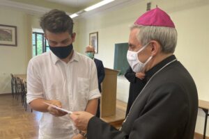 18.06.2021. Sandomierz. Laureaci diecezjalnego etapu Ogólnopolskiego Konkursu Wiedzy Biblijnej odebrali nagrody z rąk biskupa sandomierskiego. Na zdjęciu (od lewej): Mateusz Małek - zdobywca III miejsca, biskup diecezji sandomierskiej Krzysztof Nitkiewicz / Grażyna Szlęzak-Wójcik / Radio Kielce