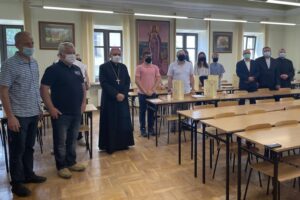 18.06.2021. Sandomierz. Laureaci diecezjalnego etapu Ogólnopolskiego Konkursu Wiedzy Biblijnej odebrali nagrody z rąk biskupa sandomierskiego / Grażyna Szlęzak-Wójcik / Radio Kielce