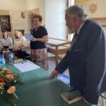 18.06.2021. Sandomierz. Promocja tomiku wierszy Halszki Kamockiej. Na zdjęciu (w środku): Barbara Rożek - dyrektor Miejskiej Biblioteki Publicznej w Sandomierzu i Janusz Kamocki - Honorowy Obywatel Miasta Sandomierza / Grażyna Szlęzak-Wójcik / Radio Kielce