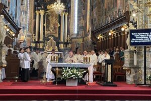 19.06.2021. Sandomierz. Święcenia kapłańskie. Na zdjęciu (w środku): bp Krzysztof Nitkiewicz - ordynariusz diecezji sandomierskiej / Grażyna Szlęzak-Wójcik / Radio Kielce
