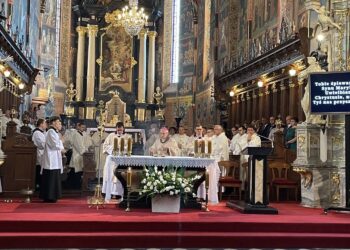 19.06.2021. Sandomierz. Święcenia kapłańskie. Na zdjęciu (w środku): bp Krzysztof Nitkiewicz - ordynariusz diecezji sandomierskiej / Grażyna Szlęzak-Wójcik / Radio Kielce