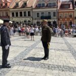 19.06.2021. Sandomierz. Święto 14. Pułku Ułanów Jazłowieckich. Na zdjęciu od lewej Kapitan Tomasz Wermiński - oficer prasowy 3. Sandomierskiego Batalionu  Radiotechnicznego, Andrzej Bury - dowódca Sandomierskiego Ośrodka Kawaleryjskiego  / Grażyna Szlęzak-Wójcik / Radio Kielce