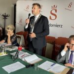 23.06.2021. Sandomierz. Sesja absolutoryjna. Na zdjęciu (od lewej): Barbara Grębowiec - skarbnik miasta, Marcin Marzec - burmistrz, Janusz Stasiak - zastępca burmistrza / Grażyna Szlęzak-Wójcik / Radio Kielce