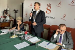 23.06.2021. Sandomierz. Sesja absolutoryjna. Na zdjęciu (od lewej): Barbara Grębowiec - skarbnik miasta, Marcin Marzec - burmistrz, Janusz Stasiak - zastępca burmistrza / Grażyna Szlęzak-Wójcik / Radio Kielce