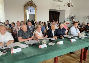 23.06.2021. Sandomierz. Sesja absolutoryjna. Na zdjęciu: klub radnych PiS w Radzie Miasta Sandomierza (od lewej): Krzysztof Szatan - przewodniczący, Marcin Świerkula,  Agnieszka Frańczak-Szczepanek, Andrzej Lebida, Mariusz Prezgot,  Marek Strugała / Grażyna Szlęzak-Wójcik / Radio Kielce