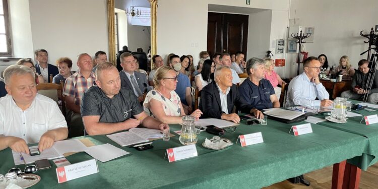 23.06.2021. Sandomierz. Sesja absolutoryjna. Na zdjęciu: klub radnych PiS w Radzie Miasta Sandomierza (od lewej): Krzysztof Szatan - przewodniczący, Marcin Świerkula,  Agnieszka Frańczak-Szczepanek, Andrzej Lebida, Mariusz Prezgot,  Marek Strugała / Grażyna Szlęzak-Wójcik / Radio Kielce