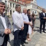 24.06.2021. Sandomierz. Odsłonięcie tablicy, upamiętniającej 450. rocznicę podpisania Zgody Sandomierskiej. Na zdjęciu (od lewej): Andrzej Pruś - przewodniczący sejmiku województwa świętokrzyskiego,  Wojciech Czerwiec - przewodniczący Rady Miasta Sandomierza, Tomasz  Huk - przewodniczący Rady Powiatu Sandomierskiego, Anna Szewczyk -  Starostwo Powiatowe w Sandomierzu, Marcin Piwnik - starosta sandomierski, Krzysztof Nitkiewicz - biskup diecezji sandomierskiej / Grażyna Szlęzak-Wójcik / Radio Kielce