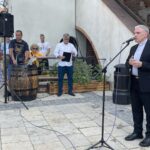 24.06.2021. Sandomierz. Odsłonięcie tablicy, upamiętniającej 450. rocznicę podpisania Zgody Sandomierskiej. Na zdjęciu (przy mikrofonie): Krzysztof Nitkiewicz - biskup sandomierski / Grażyna Szlęzak-Wójcik / Radio Kielce