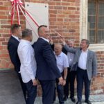 24.06.2021. Sandomierz. Odsłonięcie tablicy, upamiętniającej 450. rocznicę podpisania Zgody Sandomierskiej. Na zdjęciu (od lewej): Marcin Marzec - burmistrz Sandomierza, Wojciech  Czerwiec - przewodniczący Rady Miasta Sandomierza, Marcin Piwnik - starosta sandomierski, Tomasz Huk -  przewodniczący Rady Powiatu Sandomierskiego, Krzysztof Nitkiewicz - biskup sandomierski, Andrzej Pruś - przewodniczący sejmiku województwa świętokrzyskiego / Grażyna Szlęzak-Wójcik / Radio Kielce