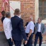 24.06.2021. Sandomierz. Odsłonięcie tablicy, upamiętniającej 450. rocznicę podpisania Zgody Sandomierskiej. Na zdjęciu (od lewej): Marcin Marzec - burmistrz Sandomierza, Wojciech  Czerwiec - przewodniczący Rady Miasta Sandomierza, Marcin Piwnik - starosta sandomierski, Tomasz Huk -  przewodniczący Rady Powiatu Sandomierskiego, Krzysztof Nitkiewicz - biskup sandomierski, Andrzej Pruś - przewodniczący sejmiku województwa świętokrzyskiego / Grażyna Szlęzak-Wójcik / Radio Kielce