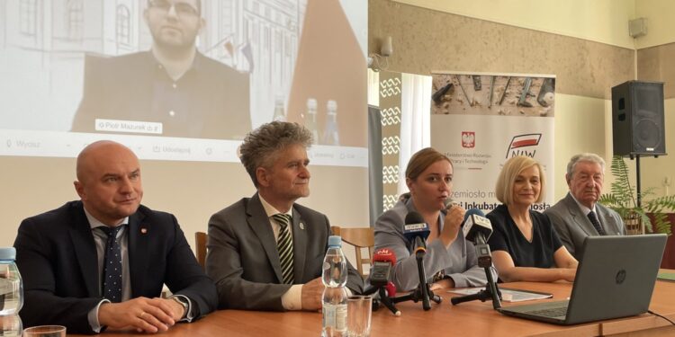 29.06.2021. Kielce. Konferencja z usiadłem wiceminister Olgi Semeniuk. Na zdjęciu (od lewej):