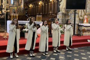 12.06.2021. Sandomierz. Msza święta dziękczynna w 22. rocznicę pielgrzymki św. Jana Pawła II. Na zdjęciu: grupa młodzieżowa „Fenix” / Grażyna Szlęzak-Wójcik / Radio Kielce