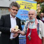 01.06.2021. Kielce. Rodzinny Festyn Profilaktyczny w Świętokrzyskim Klubie Abstynentów „Raj”. Na zdjęciu (od lewej): Krzysztof Słoń - senator PiS i Krzysztof Kutnowski - prezes Świętokrzyskiego Klubu Abstynentów „Raj” / Wiktor Taszłow / Radio Kielce