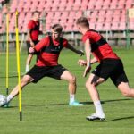 28.06.2021. Kielce. Pierwszy trening Korony po wakacyjnej przerwie. Na zdjęciu (z lewej): Jacek Podgórski / Wiktor Taszłow / Radio Kielce