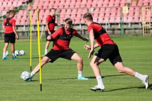 28.06.2021. Kielce. Pierwszy trening Korony po wakacyjnej przerwie. Na zdjęciu (z lewej): Jacek Podgórski / Wiktor Taszłow / Radio Kielce