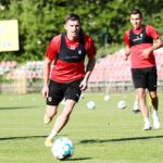 28.06.2021. Kielce. Pierwszy trening Korony po wakacyjnej przerwie. Na zdjęciu (z lewej): Jacek Kiełb / Wiktor Taszłow / Radio Kielce