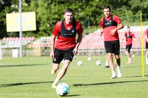 28.06.2021. Kielce. Pierwszy trening Korony po wakacyjnej przerwie. Na zdjęciu (z lewej): Jacek Kiełb / Wiktor Taszłow / Radio Kielce