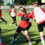 28.06.2021. Kielce. Pierwszy trening Korony po wakacyjnej przerwie. Na zdjęciu (w środku): Piotr Malaczyk / Wiktor Taszłow / Radio Kielce