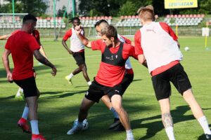 28.06.2021. Kielce. Pierwszy trening Korony po wakacyjnej przerwie. Na zdjęciu (w środku): Piotr Malaczyk / Wiktor Taszłow / Radio Kielce