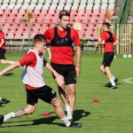 28.06.2021. Kielce. Pierwszy trening Korony po wakacyjnej przerwie. Na zdjęciu (na pierwszym planie, z lewej): Grzegorz Szumusik i Piotr Malarczyk / Wiktor Taszłow / Radio Kielce