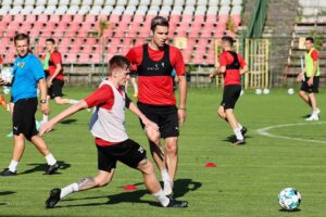 28.06.2021. Kielce. Pierwszy trening Korony po wakacyjnej przerwie. Na zdjęciu (na pierwszym planie, z lewej): Grzegorz Szumusik i Piotr Malarczyk / Wiktor Taszłow / Radio Kielce