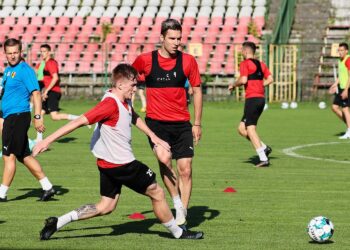 28.06.2021. Kielce. Pierwszy trening Korony po wakacyjnej przerwie. Na zdjęciu (na pierwszym planie, z lewej): Grzegorz Szumusik i Piotr Malarczyk / Wiktor Taszłow / Radio Kielce