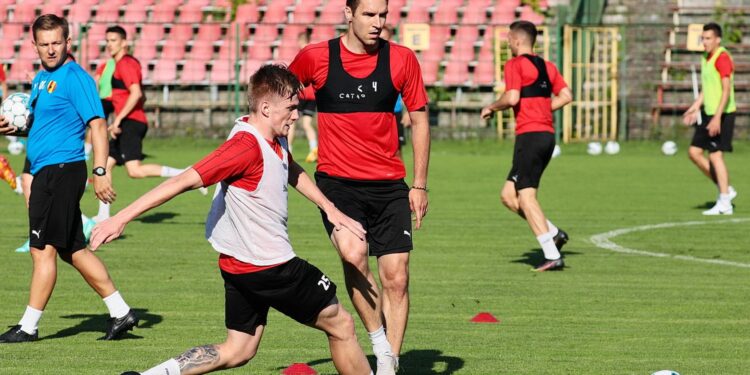 28.06.2021. Kielce. Pierwszy trening Korony po wakacyjnej przerwie. Na zdjęciu (na pierwszym planie, z lewej): Grzegorz Szumusik i Piotr Malarczyk / Wiktor Taszłow / Radio Kielce