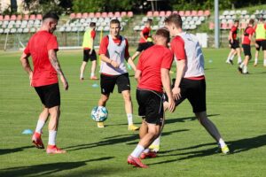 28.06.2021. Kielce. Pierwszy trening Korony po wakacyjnej przerwie / Wiktor Taszłow / Radio Kielce