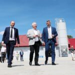 29.06.2021. Daleszyce. Otwarcie oczyszczalni ścieków. Na zdjęciu (od lewej): Robert Cieśla - firma Metabex, wykonawca inwestycji, Krzysztof Lipiec - poseł, Dariusz Meresiński - burmistrz Daleszyc / Wiktor Taszłow / Radio Kielce