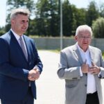 29.06.2021. Daleszyce. Otwarcie oczyszczalni ścieków. Na zdjęciu (od lewej): Dariusz Meresiński - burmistrz Daleszyc,  Krzysztof Lipiec - poseł / Wiktor Taszłow / Radio Kielce